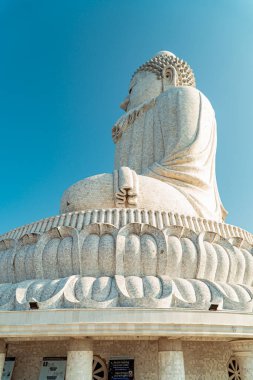 Büyük Buda heykeli Phuket, Tayland 'ın en saygın simgelerinden biridir. Oturma pozisyonunda Gautama 'yı tasvir eden beyaz Birmanya mermeriyle kaplı betondan yapılmış Büyük Buda heykelinin yakın çekimi.