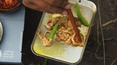 Bir maceraperest, doğal ortamında en az ekipmanla sebzeli barbekü yapıyor. Bushcraft konsepti ASMR sesli kısa tabak barbeküsü pişirme.