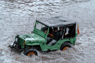 Jeep turları, nehirleri yüksek hızda geçerek aşırı ve zorlu rotalar izler. Böylece hava her yöne sıçrar ve yolcuları ıslatır. O anda su sıçradı ve cip ve yolcular ıslandı.