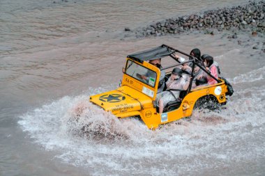 Jeep turları, nehirleri yüksek hızda geçerek aşırı ve zorlu rotalar izler. Böylece hava her yöne sıçrar ve yolcuları ıslatır. O anda su sıçradı ve cip ve yolcular ıslandı.