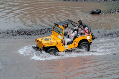 Jeep turları, nehirleri yüksek hızda geçerek aşırı ve zorlu rotalar izler. Böylece hava her yöne sıçrar ve yolcuları ıslatır. O anda su sıçradı ve cip ve yolcular ıslandı.