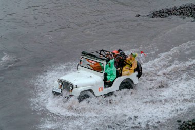 Jeep turları, nehirleri yüksek hızda geçerek aşırı ve zorlu rotalar izler. Böylece hava her yöne sıçrar ve yolcuları ıslatır. O anda su sıçradı ve cip ve yolcular ıslandı.