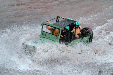 Jeep turları, nehirleri yüksek hızda geçerek aşırı ve zorlu rotalar izler. Böylece hava her yöne sıçrar ve yolcuları ıslatır. O anda su sıçradı ve cip ve yolcular ıslandı.