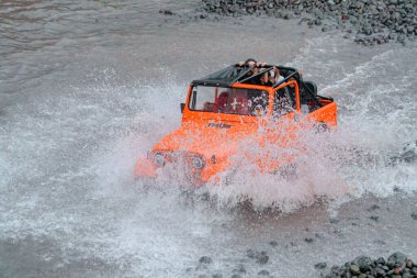 Jeep turları, nehirleri yüksek hızda geçerek aşırı ve zorlu rotalar izler. Böylece hava her yöne sıçrar ve yolcuları ıslatır. O anda su sıçradı ve cip ve yolcular ıslandı.