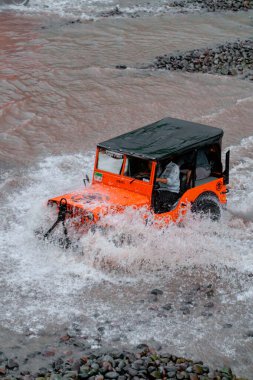 Jeep turları, nehirleri yüksek hızda geçerek aşırı ve zorlu rotalar izler. Böylece hava her yöne sıçrar ve yolcuları ıslatır. O anda su sıçradı ve cip ve yolcular ıslandı.