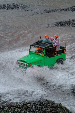 Jeep turları, nehirleri yüksek hızda geçerek aşırı ve zorlu rotalar izler. Böylece hava her yöne sıçrar ve yolcuları ıslatır. O anda su sıçradı ve cip ve yolcular ıslandı.