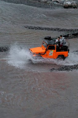 Jeep turları, nehirleri yüksek hızda geçerek aşırı ve zorlu rotalar izler. Böylece hava her yöne sıçrar ve yolcuları ıslatır. O anda su sıçradı ve cip ve yolcular ıslandı.