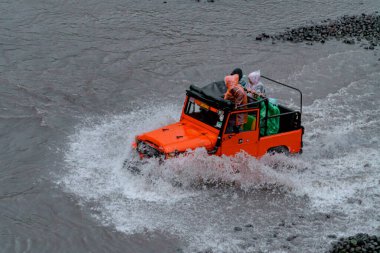 Jeep turları, nehirleri yüksek hızda geçerek aşırı ve zorlu rotalar izler. Böylece hava her yöne sıçrar ve yolcuları ıslatır. O anda su sıçradı ve cip ve yolcular ıslandı.