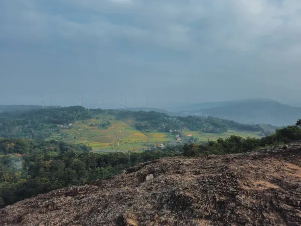 Yogyakarta, Endonezya 'daki Nglanggeran Antik Volkan eko eko alanındaki kayaların ayrıntıları. Çok büyük bir antik kaya dağının bir köşesinde