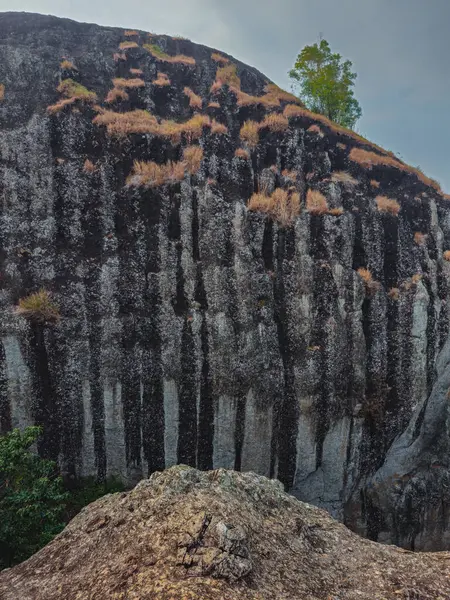 stock image Detail of the rocks of the Nglanggeran Ancient Volcano ecotourism area in Yogyakarta, Indonesia during the day from one of its peaks. One corner of a very large ancient rock mountain