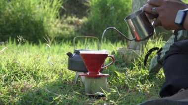 Sakin bir atmosferde minimum ekipmanla V60 kahve yapmak. Bushcraft konsepti kahve çekirdeklerini öğütüyor ve pirinç tarlalarının ortasında ASMR sesi ile V60 kahve yapıyor.