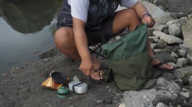 Bushcraft konsepti, nehrin etrafında taze sebzelerle tofu tempeh penyet pişirmek ve ASMR sesi. Sakin bir atmosferde en az teçhizatla doğadaki yemek ve yeme faaliyetlerini kapatın.