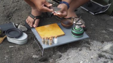 Bushcraft konsepti, nehrin etrafında taze sebzelerle tofu tempeh penyet pişirmek ve ASMR sesi. Sakin bir atmosferde en az teçhizatla doğadaki yemek ve yeme faaliyetlerini kapatın.