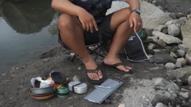 Bushcraft konsepti, nehrin etrafında taze sebzelerle tofu tempeh penyet pişirmek ve ASMR sesi. Sakin bir atmosferde en az teçhizatla doğadaki yemek ve yeme faaliyetlerini kapatın.