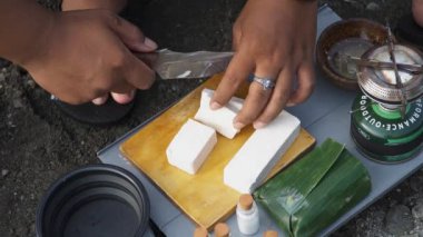 Bushcraft konsepti, nehrin etrafında taze sebzelerle tofu tempeh penyet pişirmek ve ASMR sesi. Sakin bir atmosferde en az teçhizatla doğadaki yemek ve yeme faaliyetlerini kapatın.