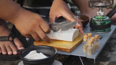 Bushcraft konsepti, nehrin etrafında taze sebzelerle tofu tempeh penyet pişirmek ve ASMR sesi. Sakin bir atmosferde en az teçhizatla doğadaki yemek ve yeme faaliyetlerini kapatın.