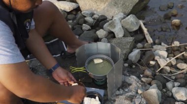 Bushcraft konsepti, nehrin etrafında taze sebzelerle tofu tempeh penyet pişirmek ve ASMR sesi. Sakin bir atmosferde en az teçhizatla doğadaki yemek ve yeme faaliyetlerini kapatın.