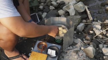 Bushcraft konsepti, nehrin etrafında taze sebzelerle tofu tempeh penyet pişirmek ve ASMR sesi. Sakin bir atmosferde en az teçhizatla doğadaki yemek ve yeme faaliyetlerini kapatın.