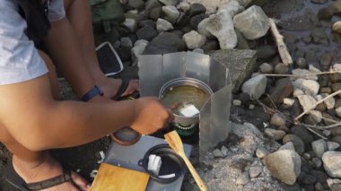 Bushcraft konsepti, nehrin etrafında taze sebzelerle tofu tempeh penyet pişirmek ve ASMR sesi. Sakin bir atmosferde en az teçhizatla doğadaki yemek ve yeme faaliyetlerini kapatın.