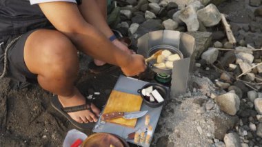 Bushcraft konsepti, nehrin etrafında taze sebzelerle tofu tempeh penyet pişirmek ve ASMR sesi. Sakin bir atmosferde en az teçhizatla doğadaki yemek ve yeme faaliyetlerini kapatın.