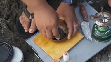 Bushcraft konsepti, nehrin etrafında taze sebzelerle tofu tempeh penyet pişirmek ve ASMR sesi. Sakin bir atmosferde en az teçhizatla doğadaki yemek ve yeme faaliyetlerini kapatın.