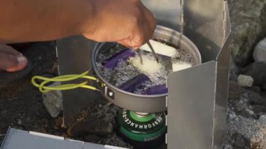 Bushcraft konsepti, nehrin etrafında taze sebzelerle tofu tempeh penyet pişirmek ve ASMR sesi. Sakin bir atmosferde en az teçhizatla doğadaki yemek ve yeme faaliyetlerini kapatın.