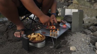 Bushcraft konsepti, nehrin etrafında taze sebzelerle tofu tempeh penyet pişirmek ve ASMR sesi. Sakin bir atmosferde en az teçhizatla doğadaki yemek ve yeme faaliyetlerini kapatın.