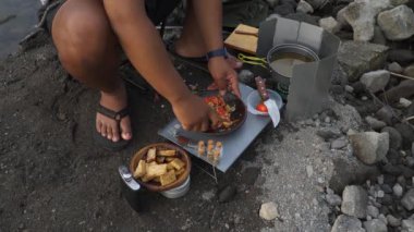 Bushcraft konsepti, nehrin etrafında taze sebzelerle tofu tempeh penyet pişirmek ve ASMR sesi. Sakin bir atmosferde en az teçhizatla doğadaki yemek ve yeme faaliyetlerini kapatın.