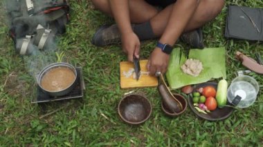 Bushcraft konsepti, yoğun, yeşil bir çam ormanında mangal ızgarasında fıstık soslu tavuk satay pişirir. ASMR ile yemek pişirme ve yeme süreci sakin ve güzel bir doğaya sahip.