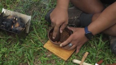 Bushcraft konsepti, yoğun, yeşil bir çam ormanında mangal ızgarasında fıstık soslu tavuk satay pişirir. ASMR ile yemek pişirme ve yeme süreci sakin ve güzel bir doğaya sahip.