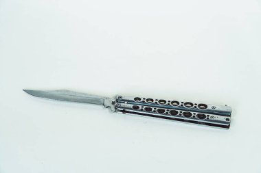 Kısmen açık gümüş balisong ya da beyaz arka planda izole edilmiş kelebek bıçağı. Keskin bir balisong bıçağının ya da kelebek bıçağının beyaz arka planda çeşitli pozisyonlarda yakın plan görüntüsü.