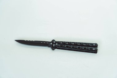 Kısmen açık mat siyah balisong ya da beyaz arka planda izole kelebek bıçağı. Keskin bir balisong bıçağının ya da kelebek bıçağının beyaz arka planda çeşitli pozisyonlarda yakın plan görüntüsü.