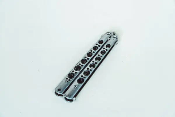Kısmen açık gümüş balisong ya da beyaz arka planda izole edilmiş kelebek bıçağı. Keskin bir balisong bıçağının ya da kelebek bıçağının beyaz arka planda çeşitli pozisyonlarda yakın plan görüntüsü.