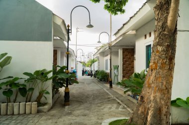 Küçük ama estetik şekilleri ve renkleri olan, imkanları kısıtlı insanlar için bir toplu konut kompleksi.