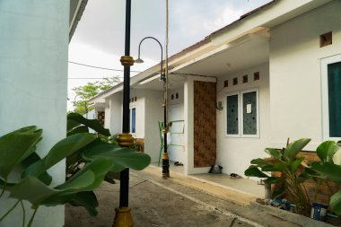 Küçük ama estetik şekilleri ve renkleri olan, imkanları kısıtlı insanlar için bir toplu konut kompleksi.