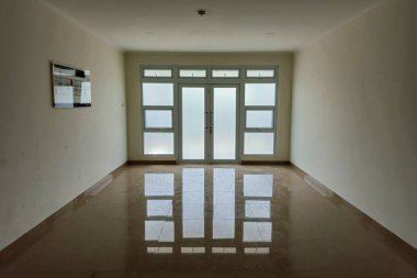 Yansıtıcı seramik zemini ve temiz beyaz duvarları olan kusursuz apartman kapıları. Mimari bina inşaatı simetrik ve minimalist bina kapıları şeklinde.