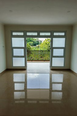 Yansıtıcı seramik zemini ve temiz beyaz duvarları olan kusursuz apartman kapıları. Mimari bina inşaatı simetrik ve minimalist bina kapıları şeklinde.