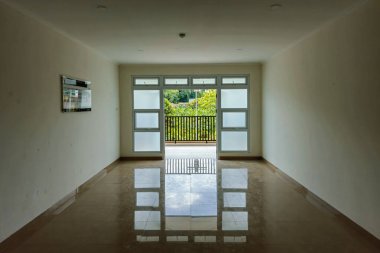 Yansıtıcı seramik zemini ve temiz beyaz duvarları olan kusursuz apartman kapıları. Mimari bina inşaatı simetrik ve minimalist bina kapıları şeklinde.