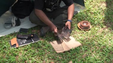 Çam ormanı bölgesinde kamp ve macera aktiviteleri çadır kurarak ve mangal kömürü sobası kullanarak ızgara karides ve limon yaprağı pilavı pişirerek. Bushcraft kavramı, doğada basit ekipman ve malzemelerle yemek pişirmek ve yemek yapmaktır.