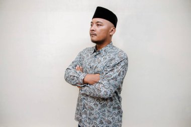 Bronz tenli, desenli gömlek giyen, siyah şapkalı, beyaz arka planda çeşitli el işaretleri yapan Asyalı bir adamın izole edilmiş konsept fotoğrafı. Cava 'lı adam beyaz arka planda çeşitli pozlar veriyor.