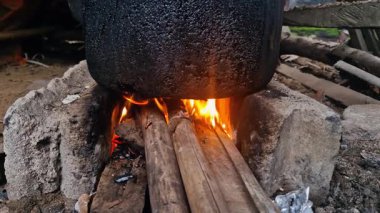 Köyde geleneksel bir su ısıtıcısı ve odun yakıtıyla kaynar su kullanılıyor. Yanan odundan üretilen ateşin yakınında geleneksel yöntemle siyah bir çaydanlıkta su kaynatmak için kullanılır.