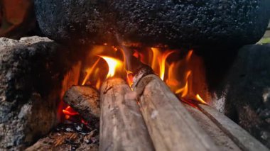 Köyde geleneksel bir su ısıtıcısı ve odun yakıtıyla kaynar su kullanılıyor. Yanan odundan üretilen ateşin yakınında geleneksel yöntemle siyah bir çaydanlıkta su kaynatmak için kullanılır.