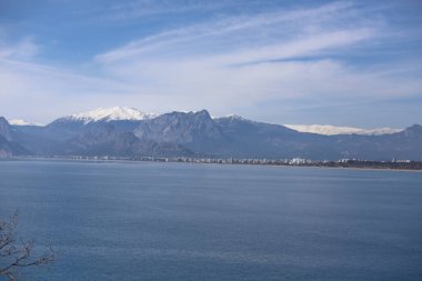 Antalya 'da kentin, denizin ve dağların kış manzarası