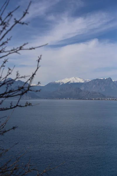 Kışın güzel bir deniz manzarası