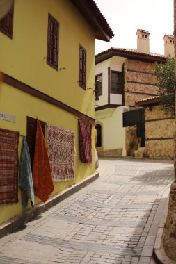 Antalya 'nın eski caddesinde halı var.