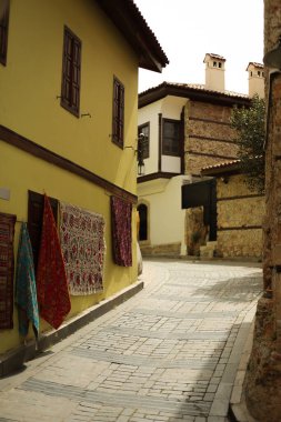 Şehirde halısı olan eski sarı bir ev