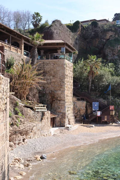 Deniz kıyısının ve limanın güzel manzarası