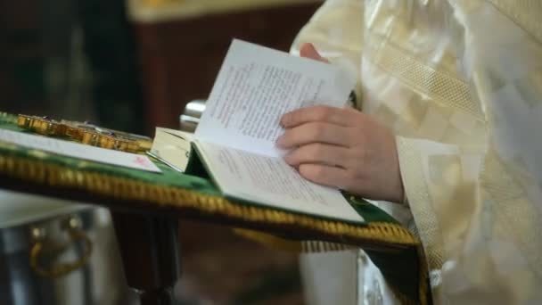 Ncil Rahip Bir Ncil Karıştırıyor Rahip Kitabın Sayfalarını Çevirir Kiliseye — Stok video