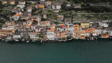 Dağdaki küçük bir kasaba. Uçurumun kenarında eski bir kasaba. İtalya. İsviçre. Como Gölü. İtalyan tarzı. Eski mimari. Deniz kenarındaki şehir. Nehir. Dağlar. Yaz. Yüksek kalite 4k görüntü