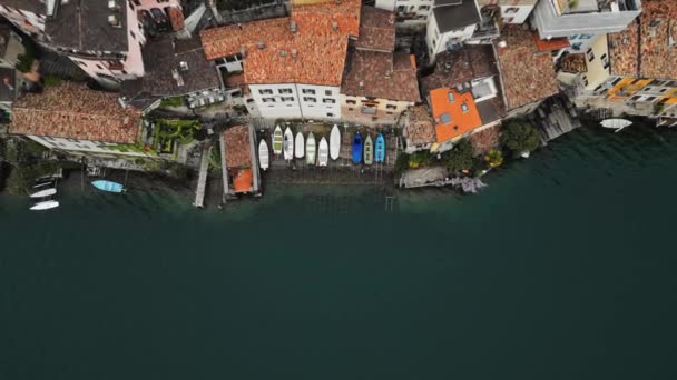 在码头上 过马路 一个小码头 甘多利亚卢加诺瑞士 意大利 科摩湖老城区 城市在水边 古老的建筑空中射击 射击来自 — 图库视频影像